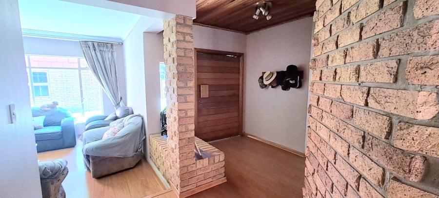 5 Bedroom Property for Sale in Three Rivers Proper Gauteng
