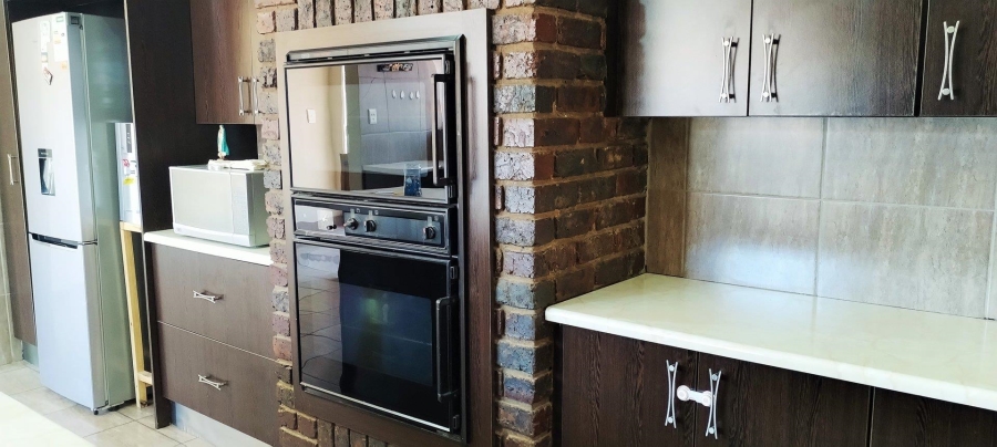 6 Bedroom Property for Sale in Rant En Dal Gauteng