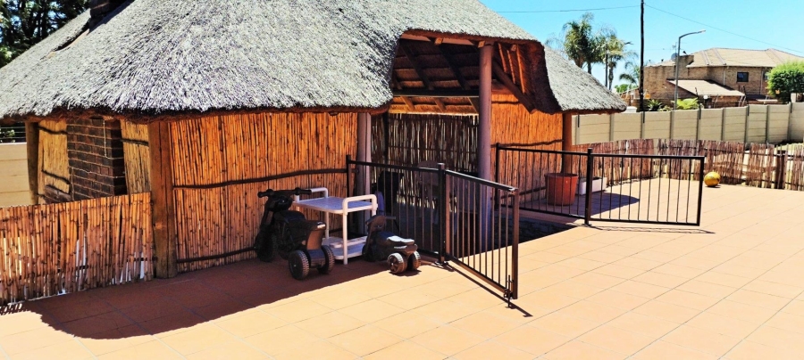 6 Bedroom Property for Sale in Rant En Dal Gauteng