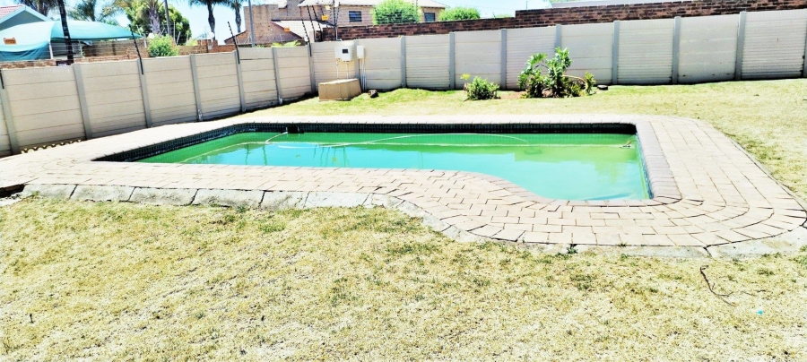 6 Bedroom Property for Sale in Rant En Dal Gauteng