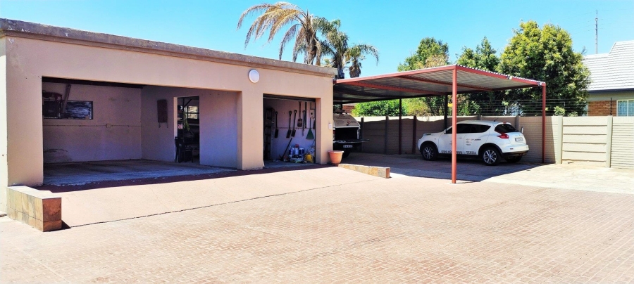 6 Bedroom Property for Sale in Rant En Dal Gauteng