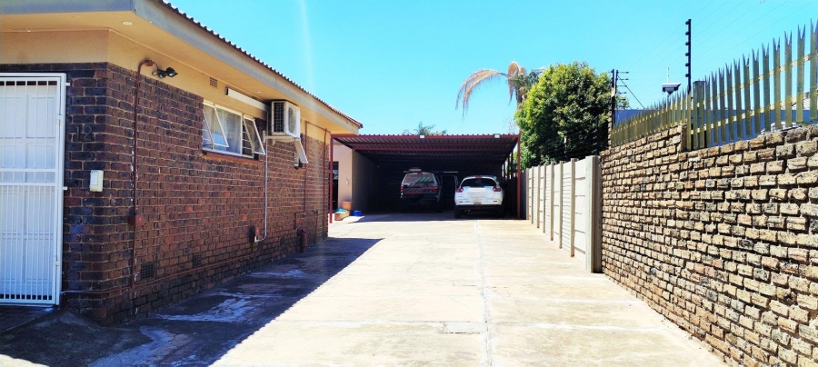 6 Bedroom Property for Sale in Rant En Dal Gauteng