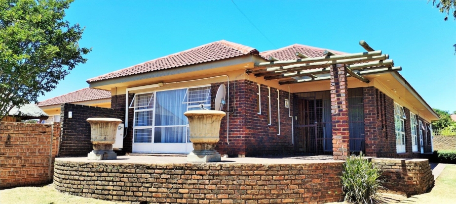 6 Bedroom Property for Sale in Rant En Dal Gauteng