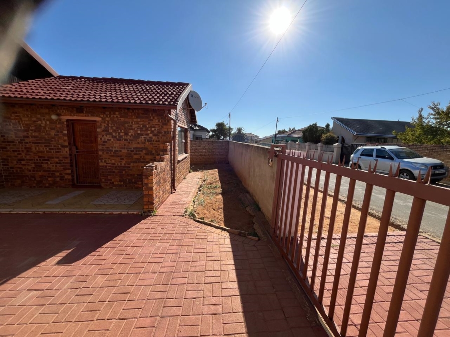 3 Bedroom Property for Sale in Mohlakeng Gauteng