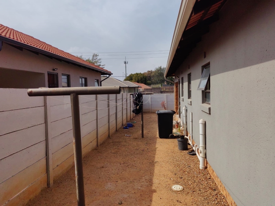 3 Bedroom Property for Sale in Azaadville Gardens Gauteng