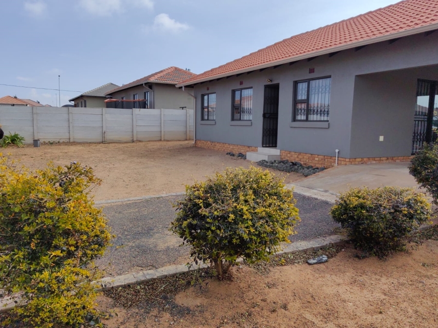 3 Bedroom Property for Sale in Azaadville Gardens Gauteng