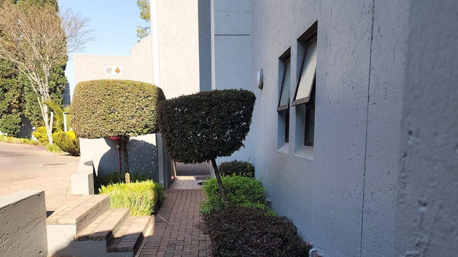 To Let 1 Bedroom Property for Rent in Waverley Gauteng