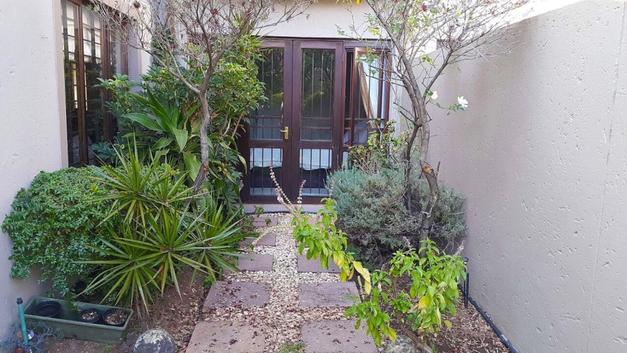 To Let 1 Bedroom Property for Rent in Waverley Gauteng