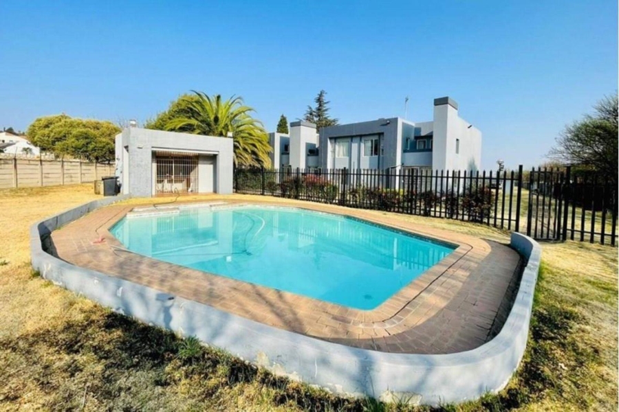 2 Bedroom Property for Sale in Mulbarton Gauteng