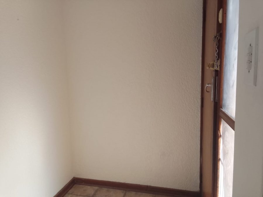 To Let 1 Bedroom Property for Rent in Mondeor Gauteng