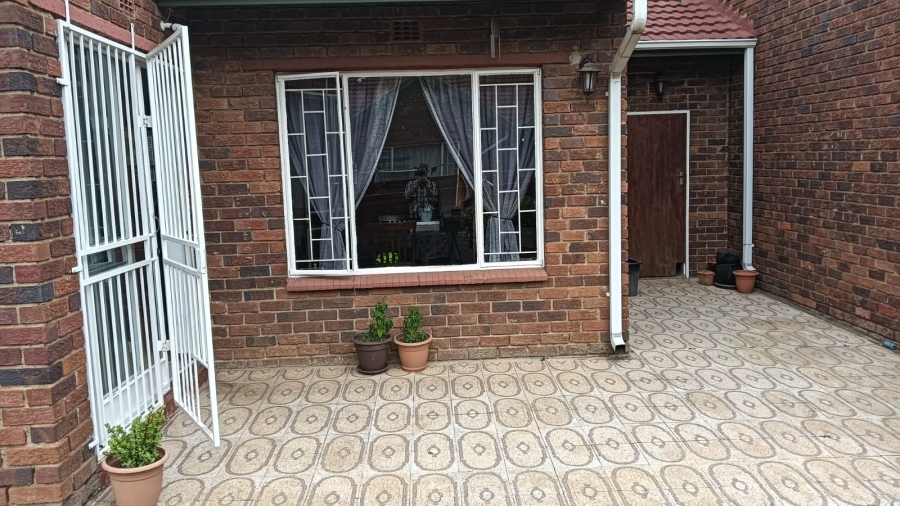 3 Bedroom Property for Sale in Edleen Gauteng
