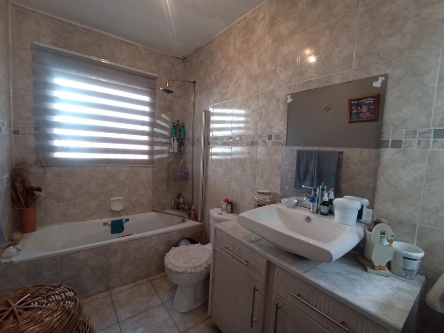1 Bedroom Property for Sale in Corlett Gardens Gauteng