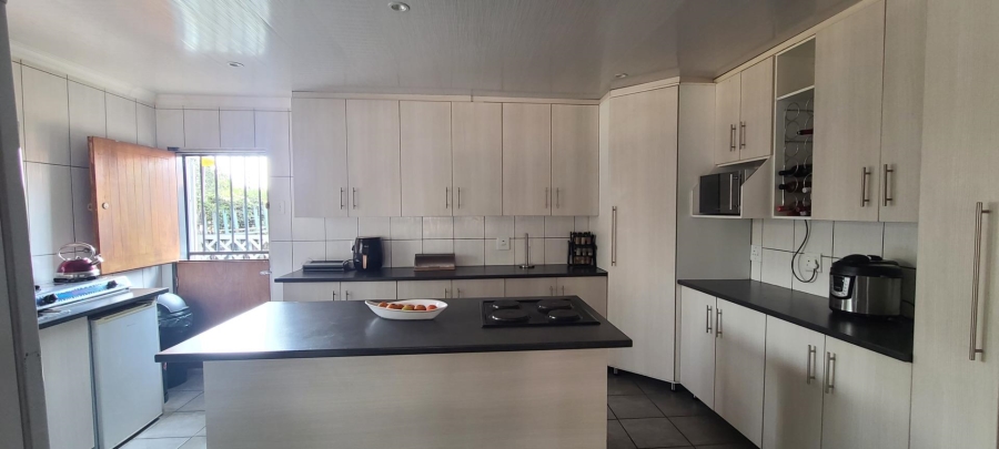 6 Bedroom Property for Sale in Edenvale Central Gauteng