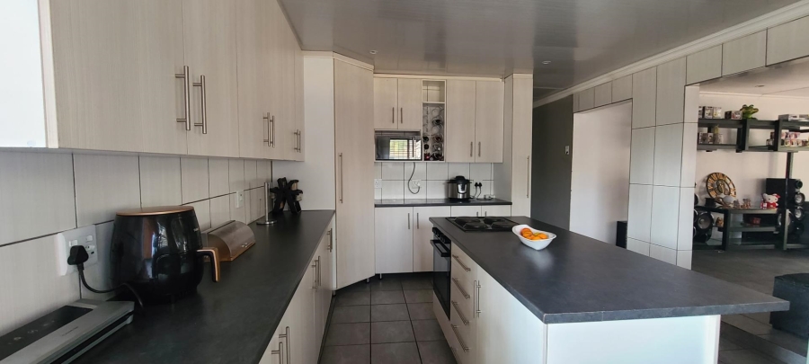 6 Bedroom Property for Sale in Edenvale Central Gauteng