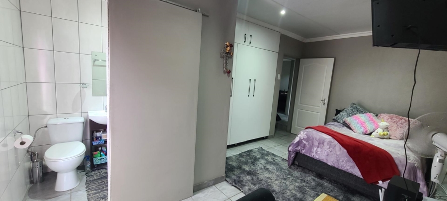 6 Bedroom Property for Sale in Edenvale Central Gauteng
