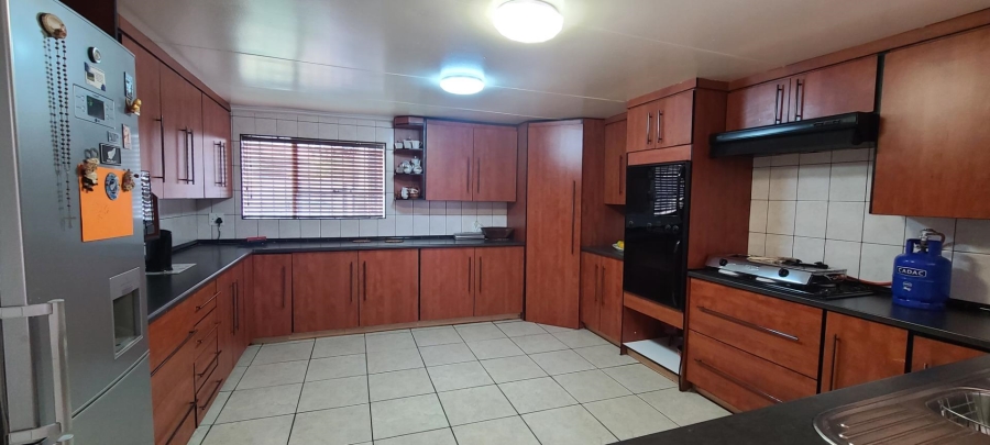 6 Bedroom Property for Sale in Edenvale Central Gauteng