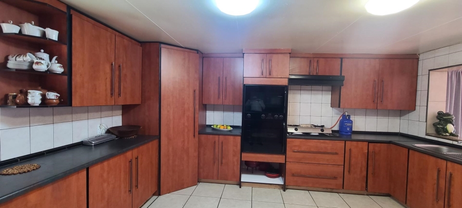 6 Bedroom Property for Sale in Edenvale Central Gauteng