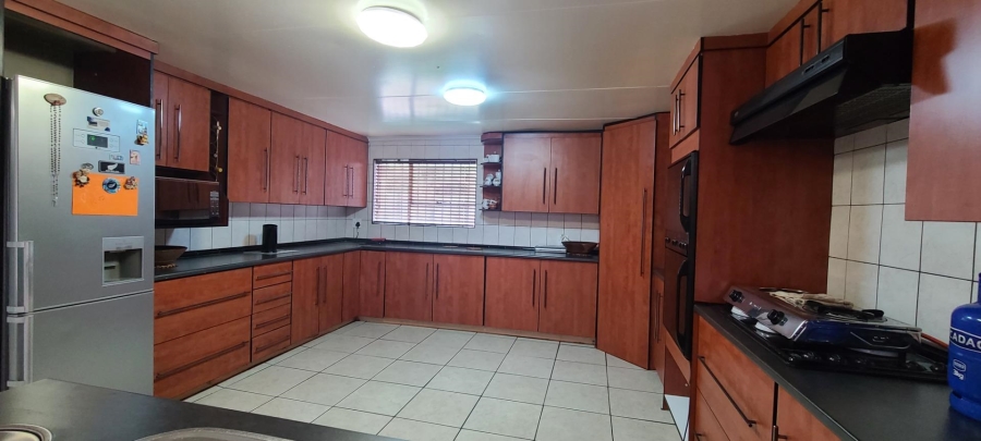 6 Bedroom Property for Sale in Edenvale Central Gauteng