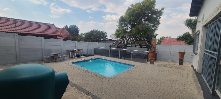 6 Bedroom Property for Sale in Edenvale Central Gauteng