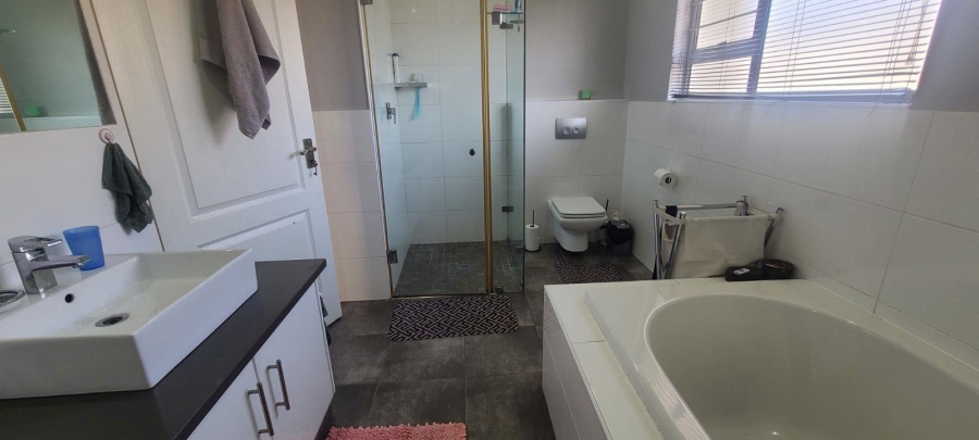 3 Bedroom Property for Sale in Edenvale Central Gauteng