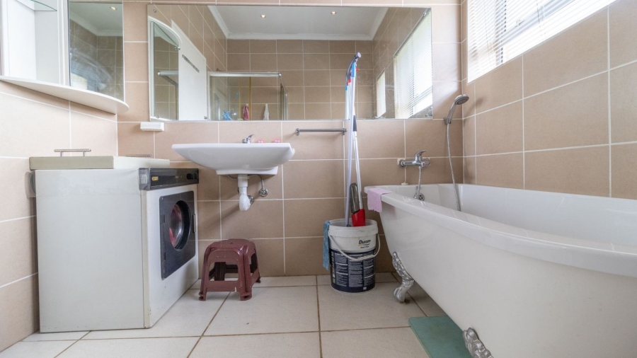 5 Bedroom Property for Sale in Chrisville Gauteng
