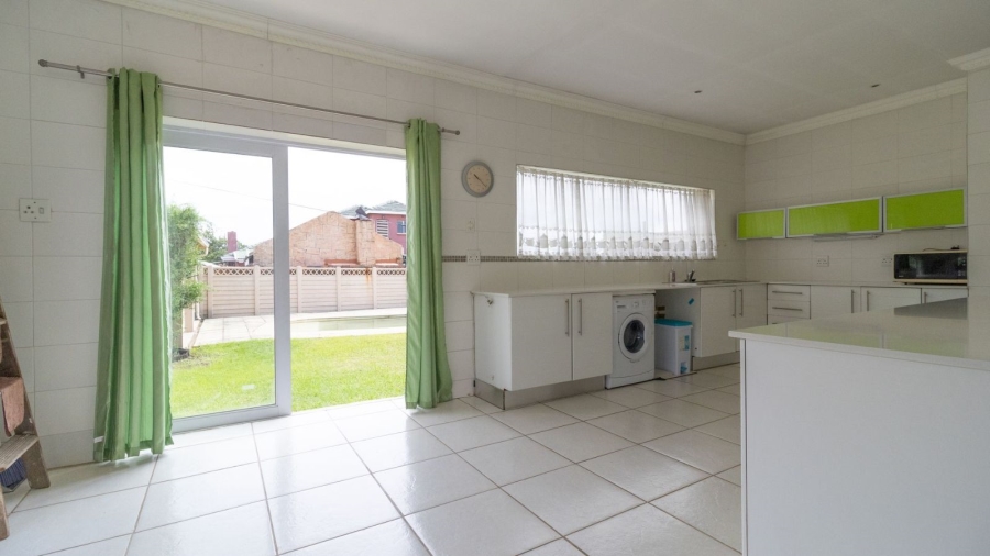 5 Bedroom Property for Sale in Chrisville Gauteng