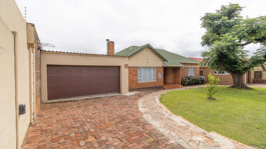 5 Bedroom Property for Sale in Chrisville Gauteng