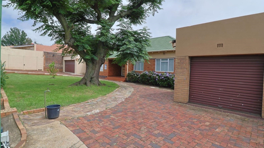5 Bedroom Property for Sale in Chrisville Gauteng