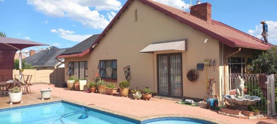 3 Bedroom Property for Sale in Linmeyer Gauteng