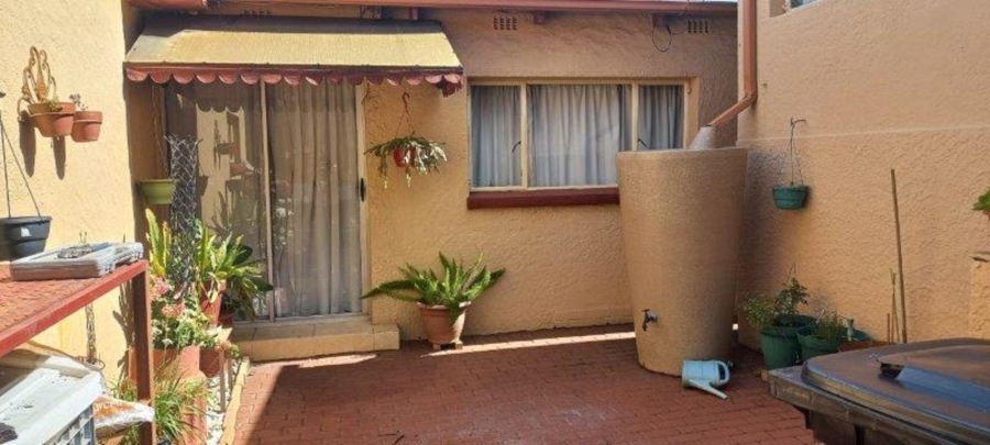 3 Bedroom Property for Sale in Linmeyer Gauteng