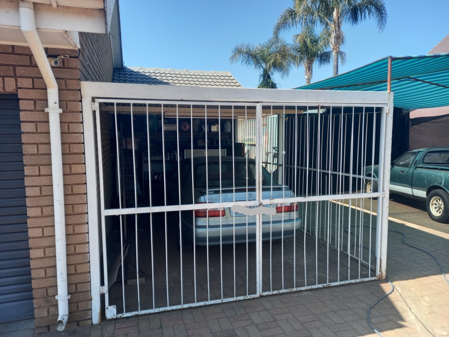 4 Bedroom Property for Sale in Helikonpark Gauteng