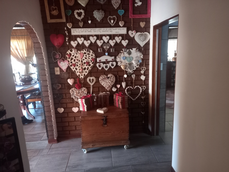 4 Bedroom Property for Sale in Helikonpark Gauteng