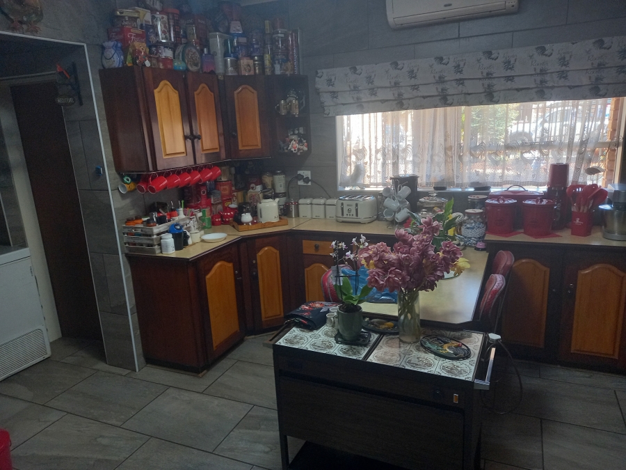 4 Bedroom Property for Sale in Helikonpark Gauteng