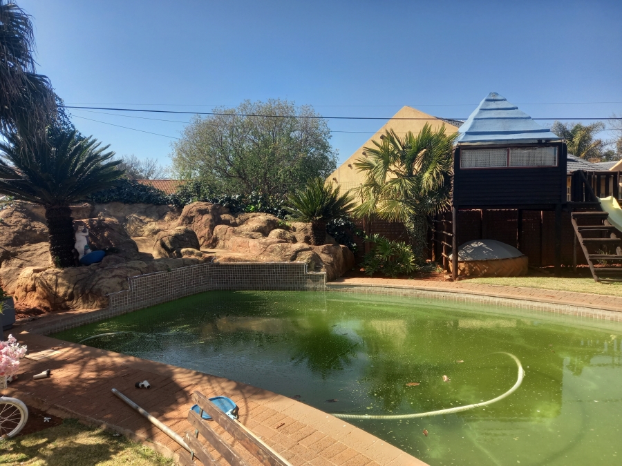 4 Bedroom Property for Sale in Helikonpark Gauteng