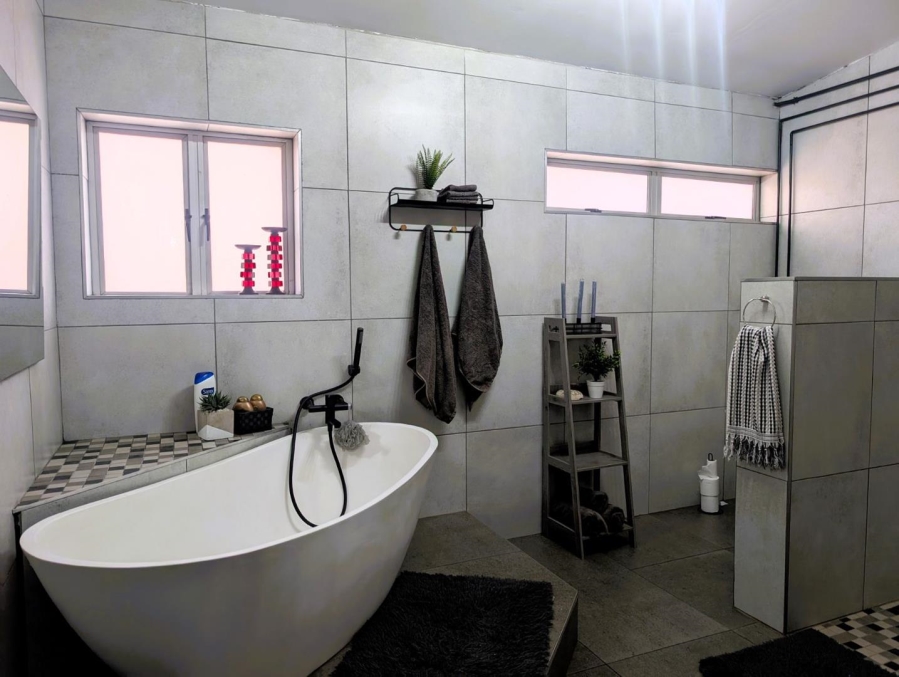 5 Bedroom Property for Sale in Blue Saddle Ranches Gauteng