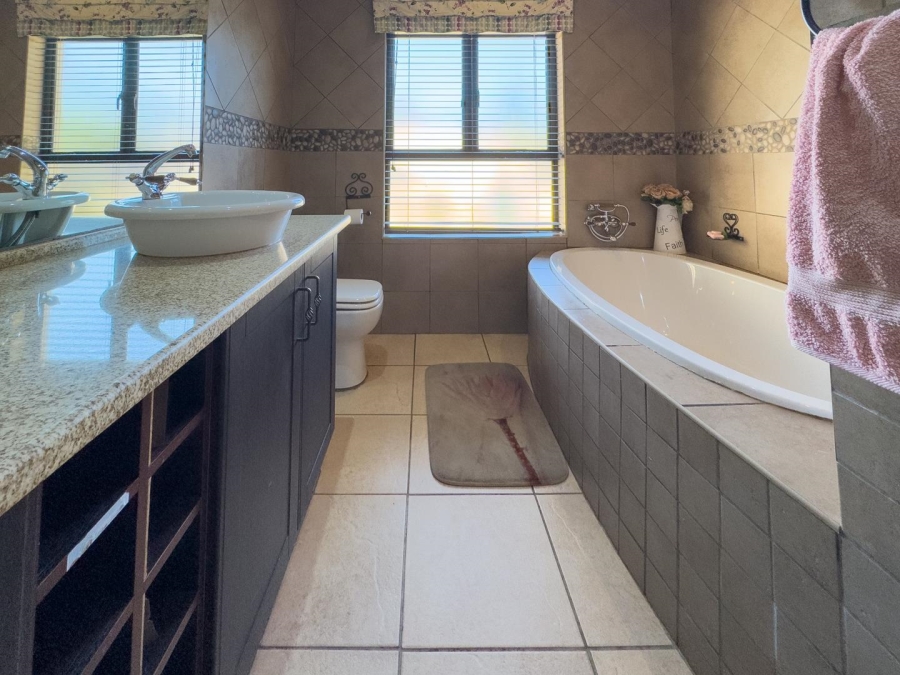 5 Bedroom Property for Sale in Blue Saddle Ranches Gauteng