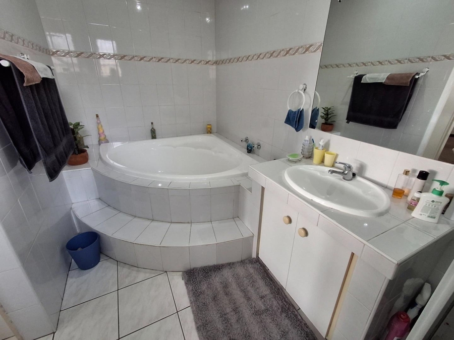 4 Bedroom Property for Sale in Bezuidenhout Valley Gauteng
