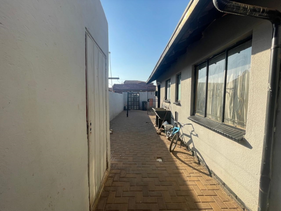 2 Bedroom Property for Sale in Protea Glen Gauteng