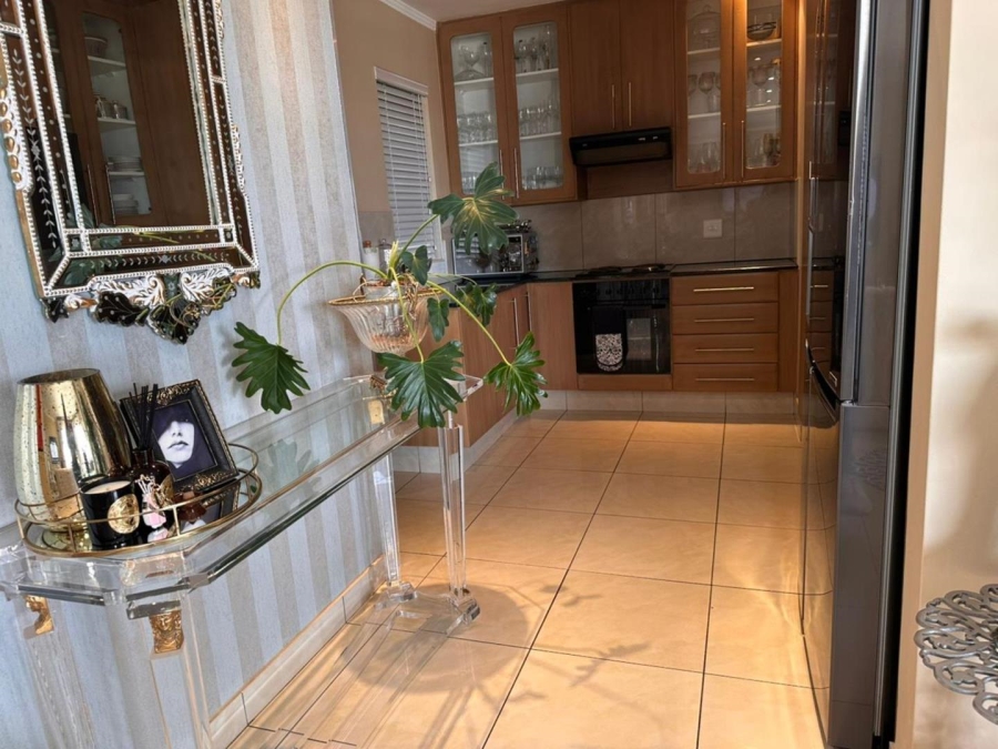 2 Bedroom Property for Sale in Sandhurst Gauteng