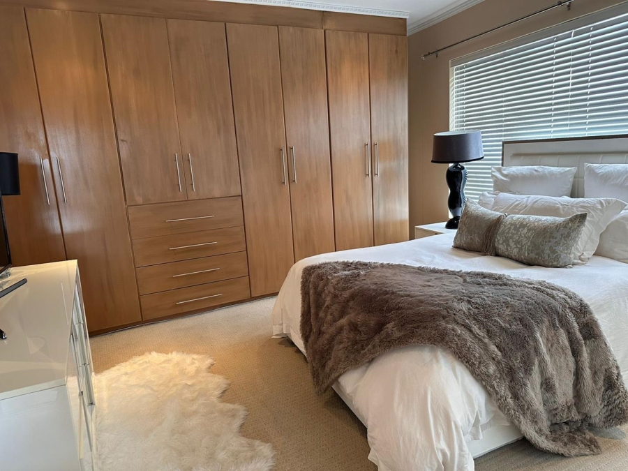 2 Bedroom Property for Sale in Sandhurst Gauteng