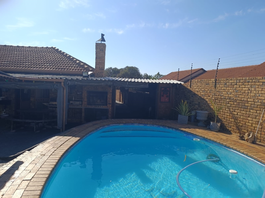 3 Bedroom Property for Sale in Helikonpark Gauteng