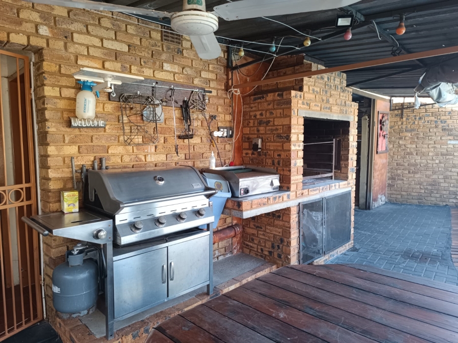 3 Bedroom Property for Sale in Helikonpark Gauteng
