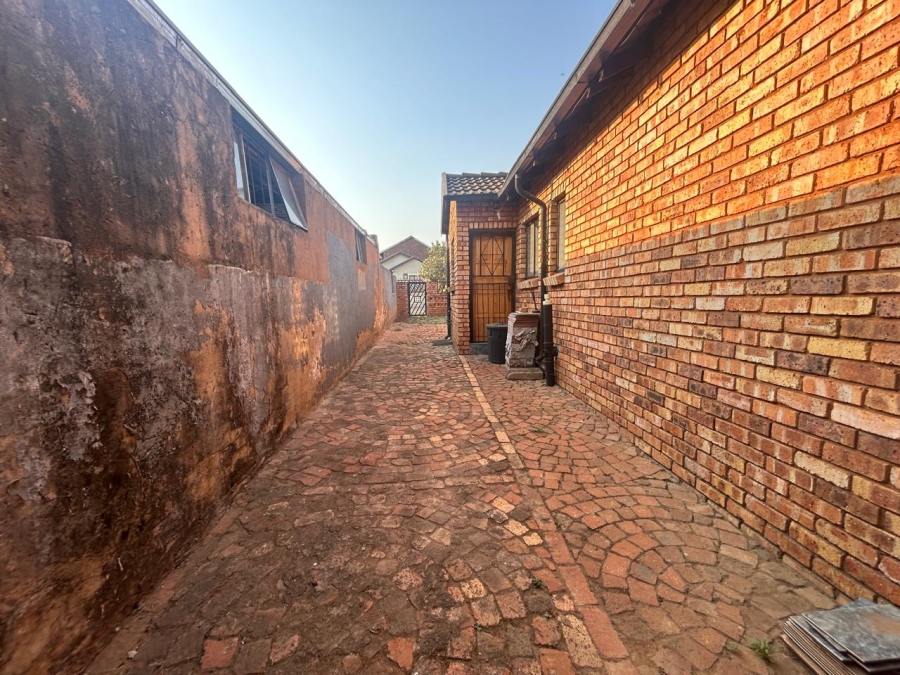 To Let 3 Bedroom Property for Rent in Danville Gauteng