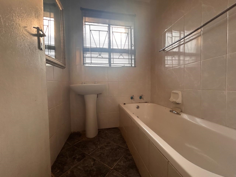 To Let 3 Bedroom Property for Rent in Danville Gauteng