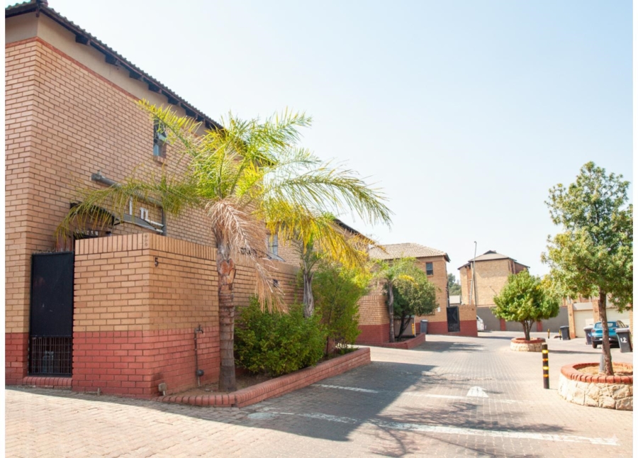 2 Bedroom Property for Sale in Halfway Gardens Gauteng