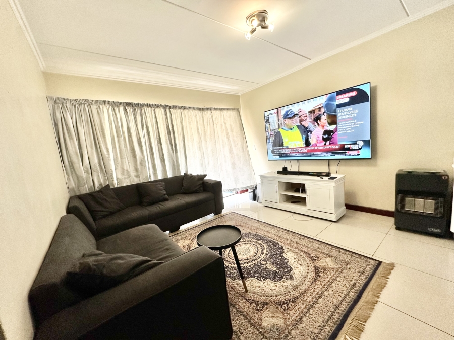 To Let 2 Bedroom Property for Rent in Erand Gardens Gauteng