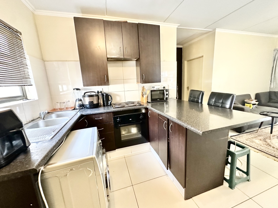 To Let 2 Bedroom Property for Rent in Erand Gardens Gauteng