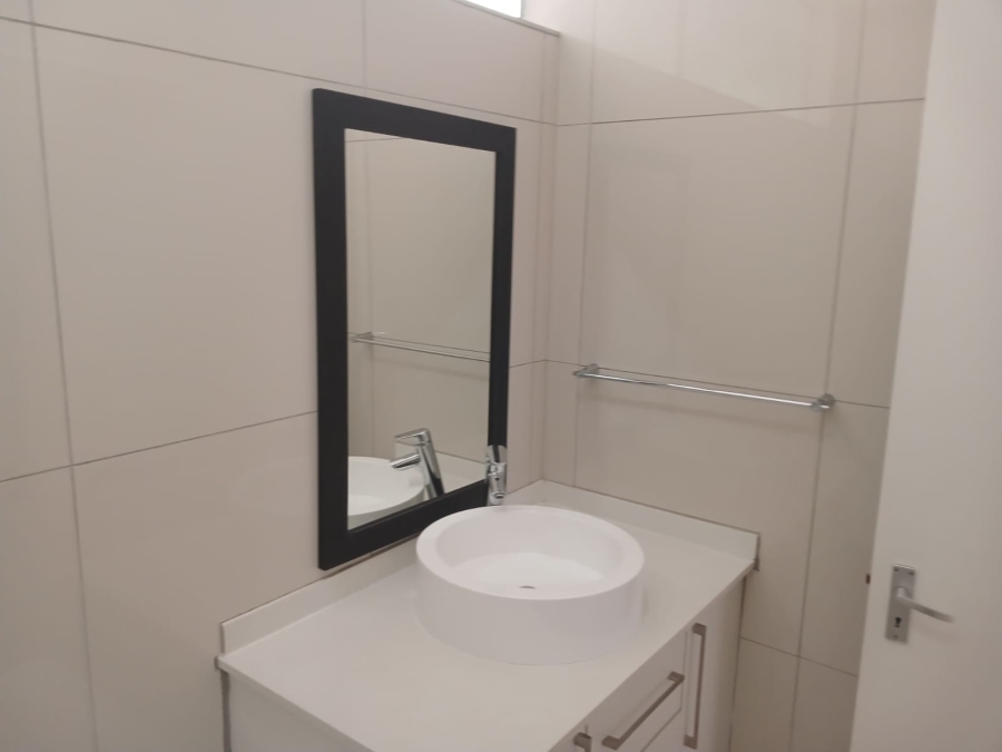 To Let 2 Bedroom Property for Rent in Sandhurst Gauteng