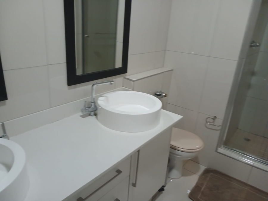 To Let 2 Bedroom Property for Rent in Sandhurst Gauteng