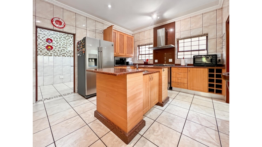 5 Bedroom Property for Sale in Lonehill Gauteng